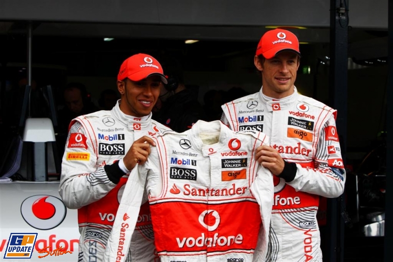 Льюис Хэмилтон и Дженсон Баттон демонстрирует комбенезон McLaren на Гран-при Австралии 2011