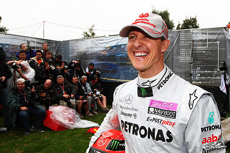 Михаэль Шумахер позирует фотографам на фотосессии Гран-при Австралии 2011