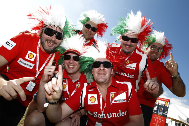 болельщики Ferrari палец Альберт-Парк Гран-при Австралии 2011