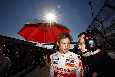 Дженсон Баттон разговаривает с механиком на трассе Альберт-Парка на Гран-при Австралии 2011