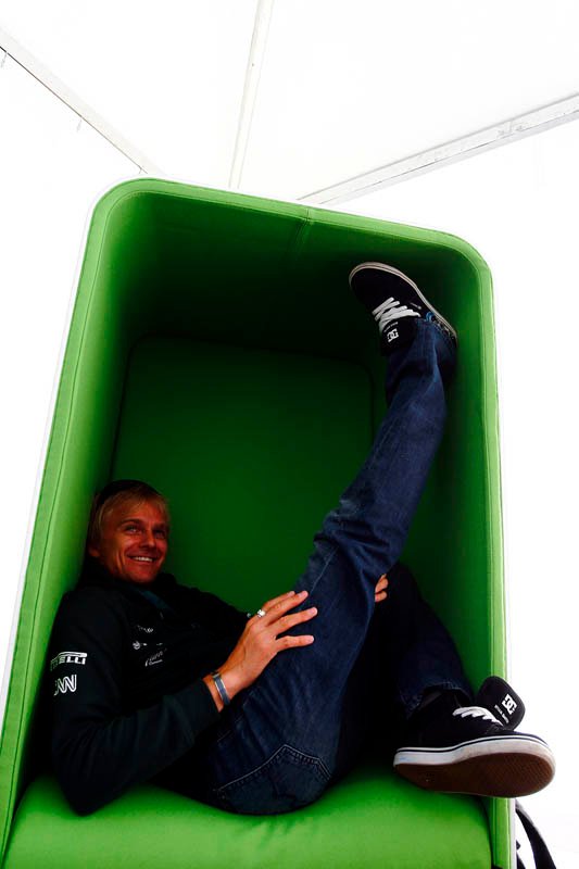 Хейкки Ковалайнен в новом зеленом кресле с задранной ногой