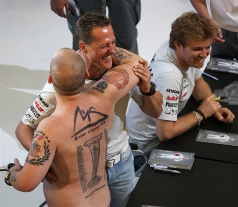 Михаэль Шумахер и Нико Росберг на автограф-сессии перед Гран-при Малайзии 2011