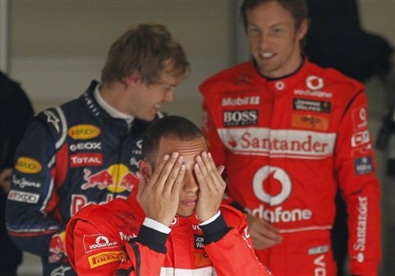 Льюис Хэмилтон фэйспалмит на переднем плане а позади Себастьян Феттель и Дженсон Баттон после квалификации на Гран-при Китая 2011