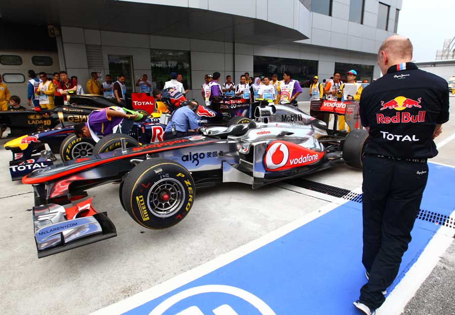 Эдриан Ньюи разглядывает болид McLaren после квалификации на Гран-при Малайзии 2011