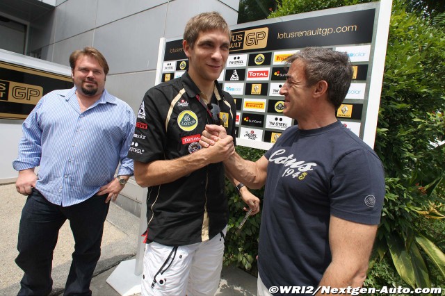 Виталий Петров и Жан Алези пожимают руки на Гран-при Малайзии 2011