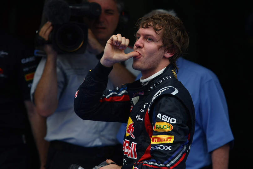Себастьян Феттель целует большой палец после победы на Гран-при Малайзии 2011