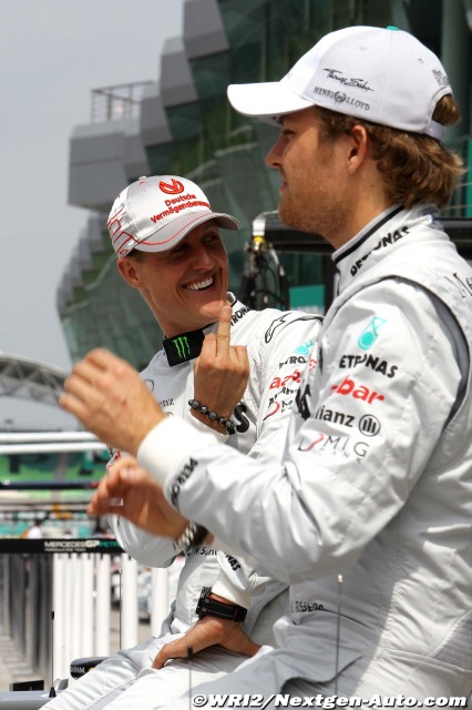 Михаэль Шумахер и Нико Росберг в паддоке Куала-Лумпура на Гран-при Малайзии 2011