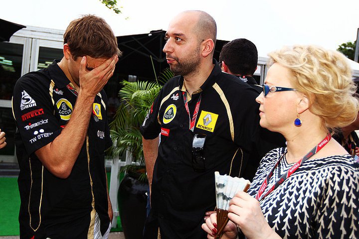 Виталий Петров фэйспалмит после неудачной гонки на Гран-при Малайзии 2011