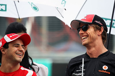 Фелипе Масса и Дженсон Баттон смеются на Гран-при Малайзии 2011