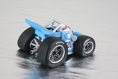 вид сзади игрушечного Tyrrell Джеки Стюарта в стиле комиксов Jim Bamber