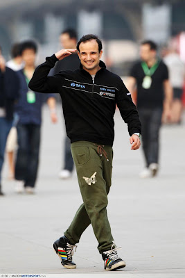 Витантонио Льюцци отдает честь в паддоке Шанхая на Гран-при Китая 2011