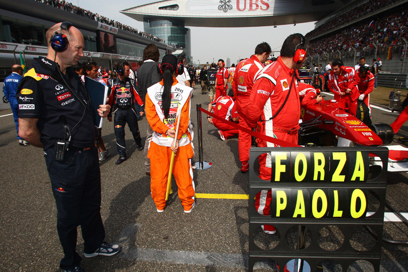 Эдриан Ньюи следит за Ferrari на стартовой решетке перед стартом гонки на Гран-при Китая 2011