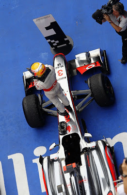 Льюис Хэмилтон на парковке благодарит команду McLaren после победы на Гран-при Китая 2011