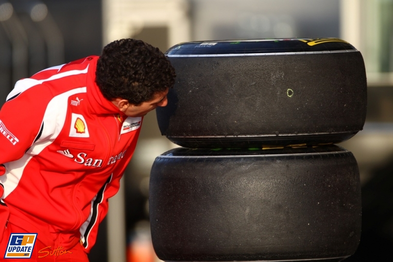 Андреа Стелла нюхает резину Pirelli на Гран-при Китая 2011