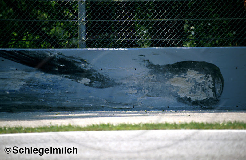 след от болида Айртона Сенны в бетонной стене поворота Tamburello на трассе Имола на Гран-при Сан-Марино 1994