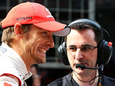 широко-улыбающийся Дженсон Баттон и механик McLaren на Гран-при Китая 2011