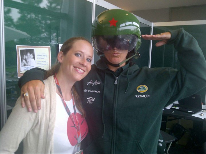 Кэтрин Хайд и Хейкки Ковалайнен в шлеме летчика на Гран-при Китая 2011