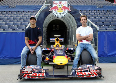 Жан-Эрик Вернь и Даниэль Риккардо на колесах болида Red Bull в Зальцбурге 21 апреля 2011