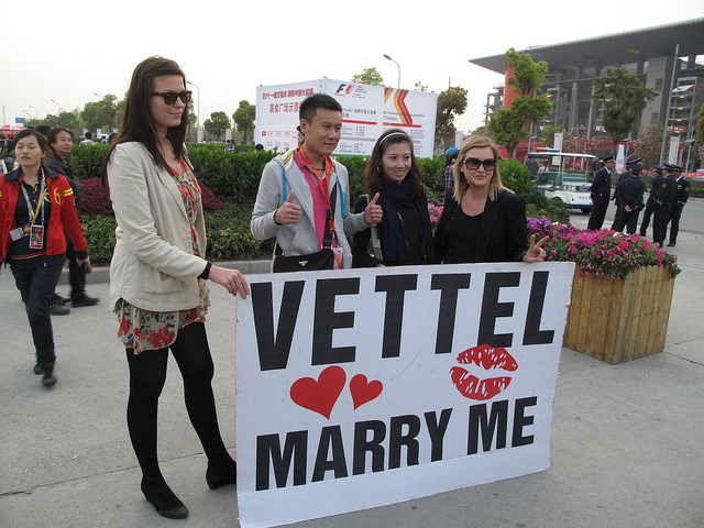 болельщики Себастьяна Феттеля с баннером Vettel marry me на Гран-при Китая 2011
