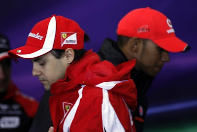 Фелипе Масса и Льюис Хэмилтон усаживаются на пресс-конференцию Гран-при Турции 2011 в четверг