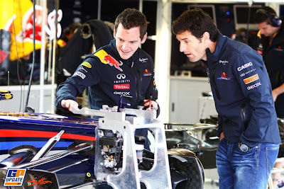 Марк Уэббер и механик рассматривают болид Red Bull Гран-при Турции 2011