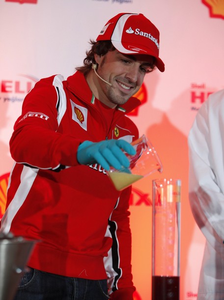 Фернандо Алонсо наливает жидкость Shell в колбу на Гран-при Турции 2011