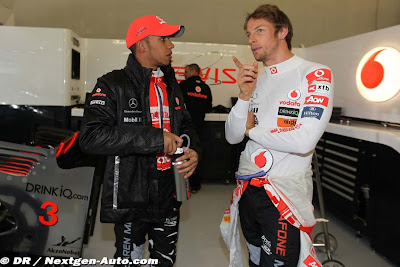 Льюис Хэмилтон и Дженсон Баттон в боксах McLaren на Гран-при Турции 2011