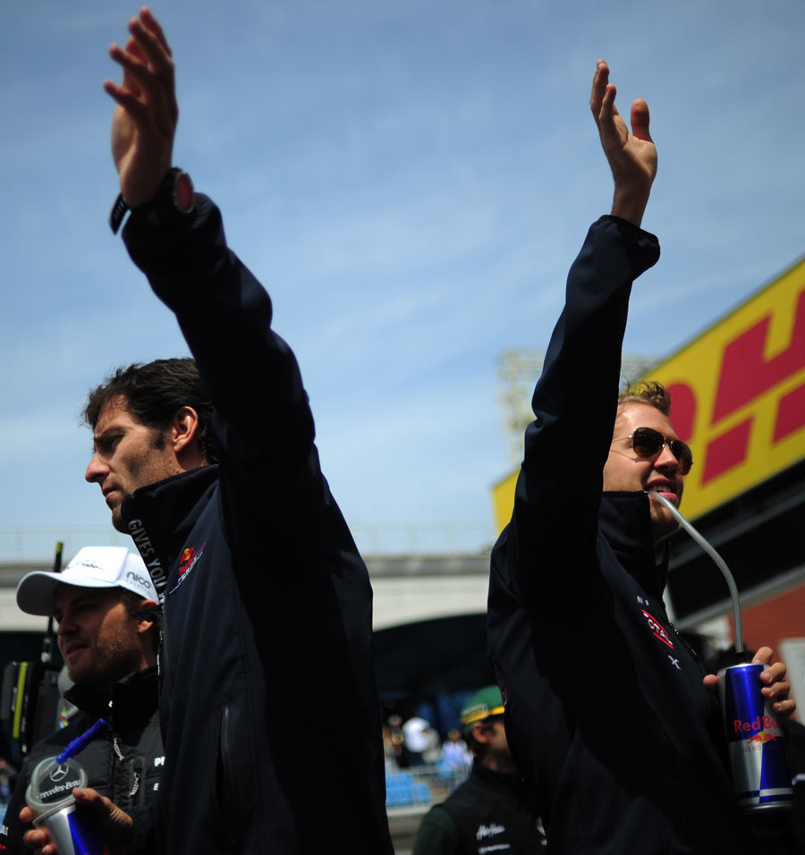 Марк Уэббер и Себастьян Феттель спина к спине и Нико Росберг позади на Гран-при Турции 2011