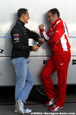 Михаэль Шумахер и Стефано Доменикали разговаривают в паддоке Истамбул-Парка на Гран-при Турции 2011