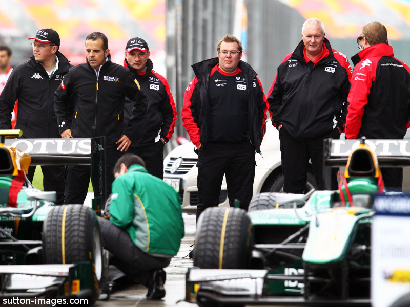 механики Marussia Virgin наблюдают за болидами GP2 команды Lotus на Гран-при Турции 2011