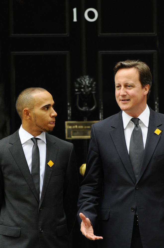 Льюис Хэмилтон и премьер министром Дэвид Кэмерон в Лондоне на Даунинг-стрит 11 мая 2011