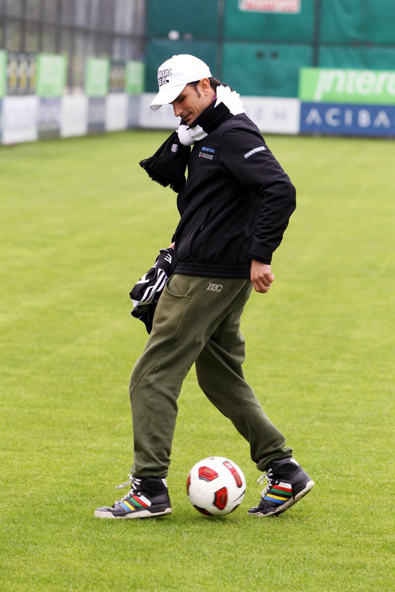 Витантонио Льюцци вытворяет трюки с футбольным мячом