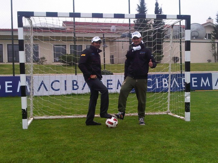 Витантонио Льюцци и Нараин Картикеян на воротах на Гран-при Турции 2011