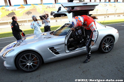 Дженсон Баттон залазит в сэйфти-кар Mercedes SLS AMG на трассе Истамбул-Парк на Гран-при Турции 2011