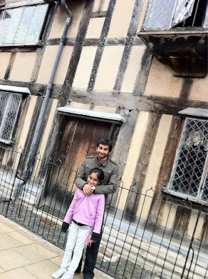 Нараин Картикеян с семьей на фоне дома где родился Шекспир в Стратфорде-на-Эйвоне