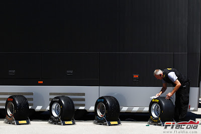 резину Pirelli моют перед выставкой на Гран-при Турции 2011