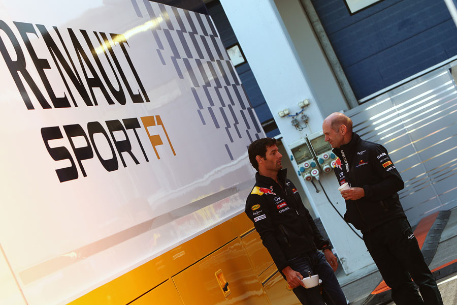 Марк Уэббер и Эдриан Ньюи разговаривают за зданием Renault на Гран-при Турции 2011