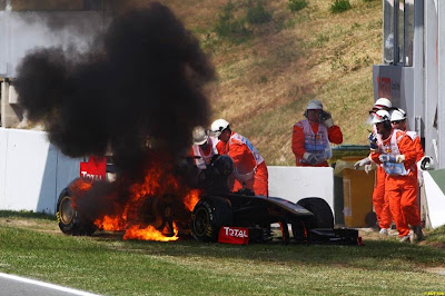 болид Ника Хайдфельда Lotus Renault охвачен пламенем во время третей части свободных заездов на Гран-при Испании 2011
