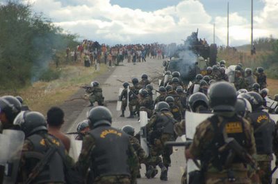Masacre en Bagua Policias atacando a indigenas amazónicos. Foto gentileza Servindi