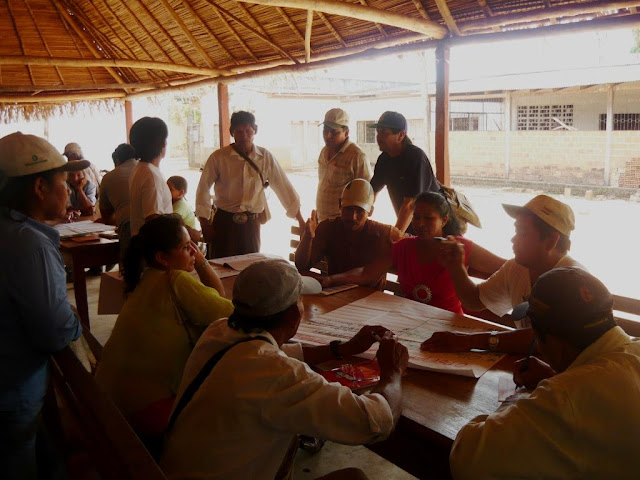 Campesinos analizando los impactos del Corredor Norte