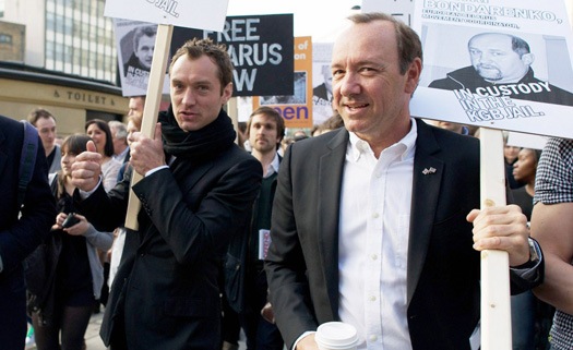 [jude-law-belarus-detainment-protest-06[2].jpg]