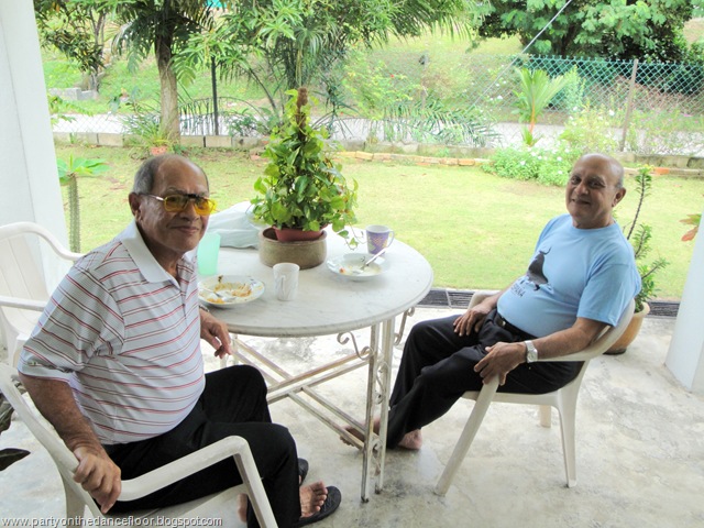 [Hari Raya 2009 001[2].jpg]