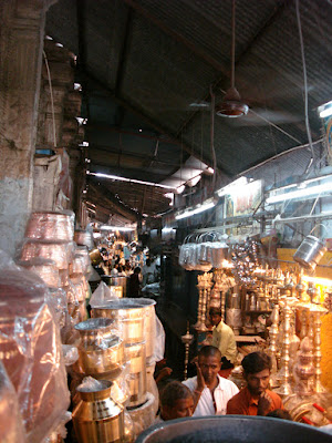 Marche en face du temple
