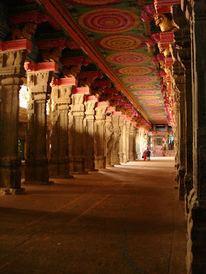 Marche en face du temple