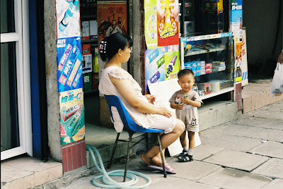 商店の前の子ども