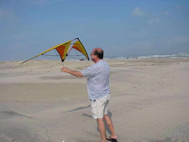 [5444 Assembling my Kite South Padre Island Texas[2].jpg]