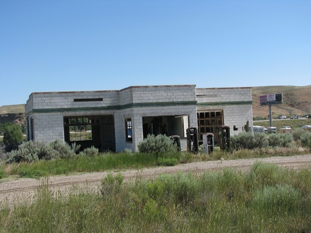 [1548 Old Abandoned Garage on 1940's Lincoln Highway west of Green River WY[2].jpg]