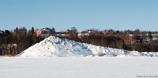 bild på snöhögen på Kungsängen från öster, februari