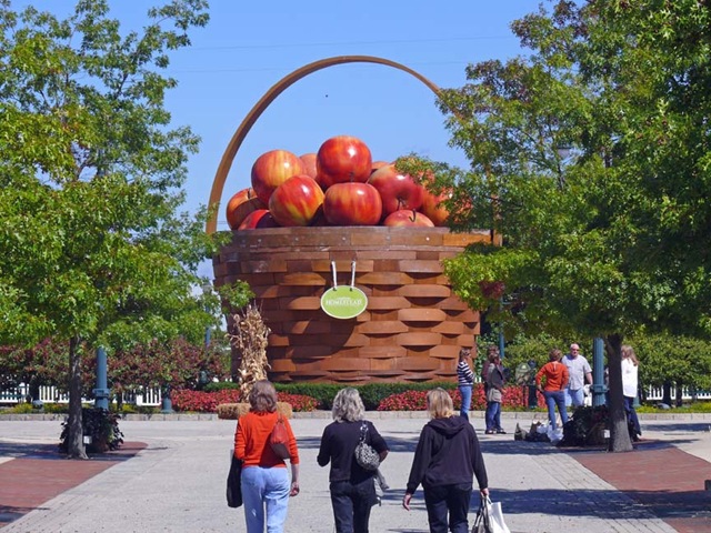 [Longaberger's Big Basket[6].jpg]