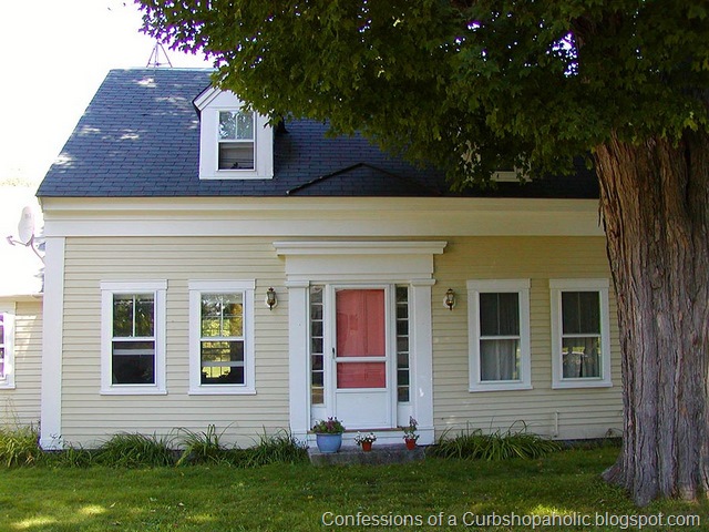 [capecod-tan w white trim red door[2].jpg]